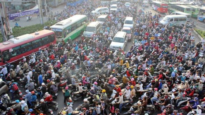 Car owners in Ho Chi Minh City must open accounts and install auxiliary equipment