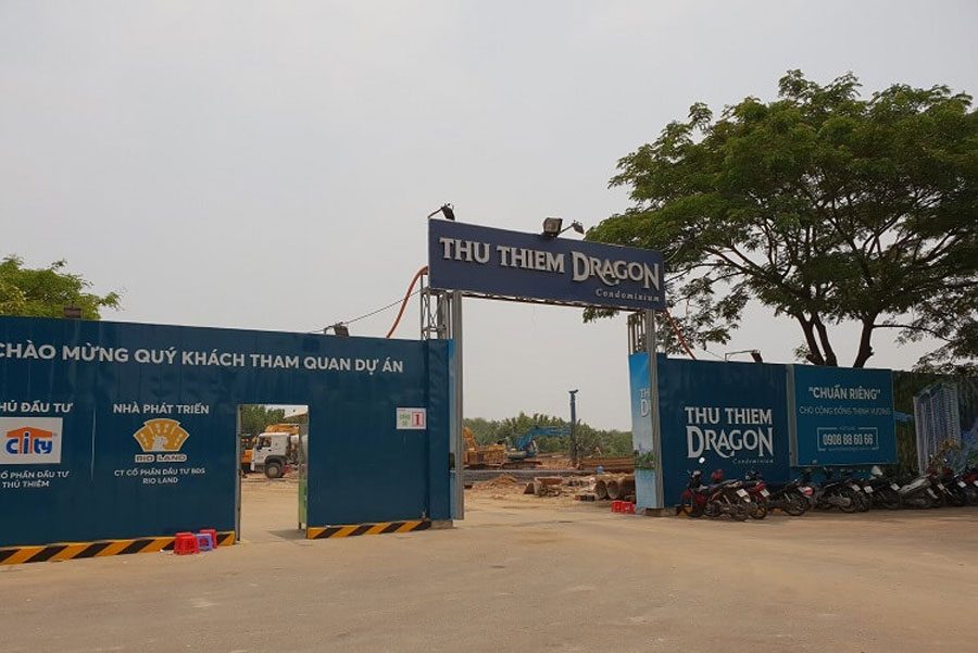 The main gate leading to the construction site of Thu Thiem Dragon project