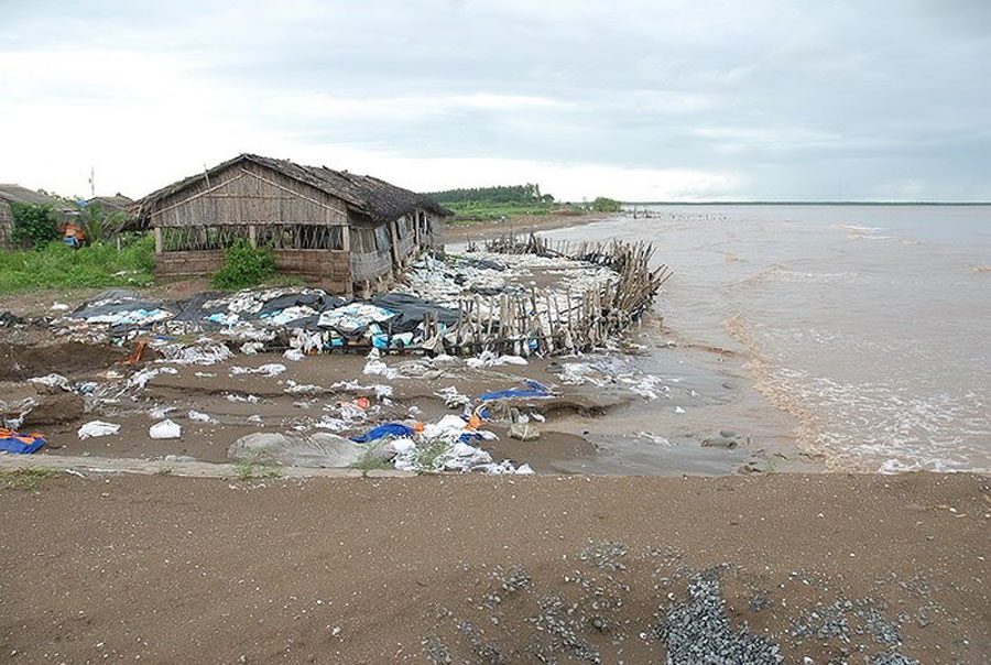 A stretch of Ben Tre coast is full of rubbish.
