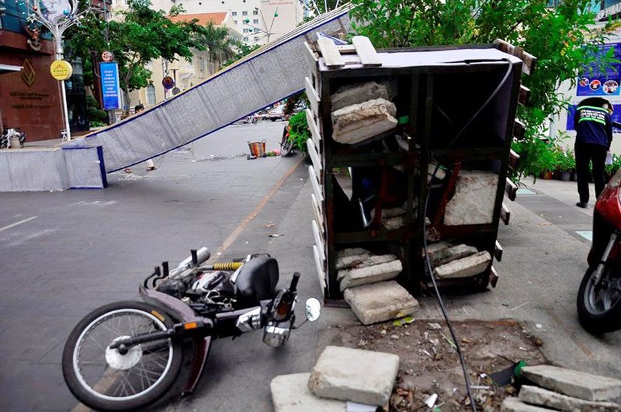Decorative gates in Nguyen Hue pedestrian street collapsed, hit a motorcyclist