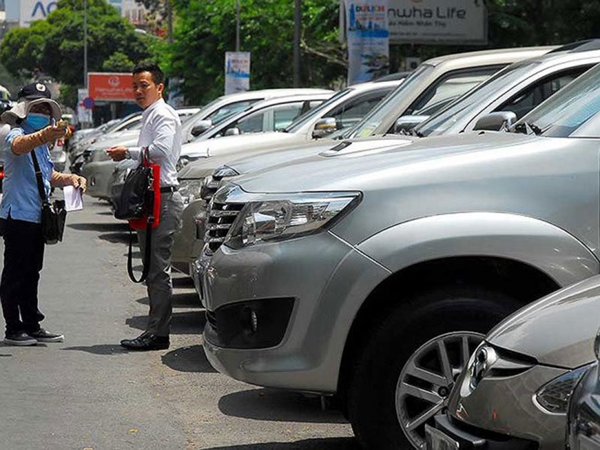 From June 1, HCMC began to charge cars parking under the road