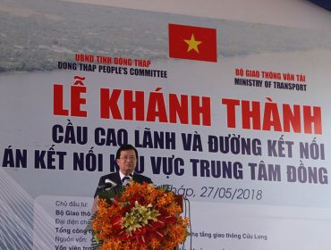 Deputy Prime Minister Trinh Dinh Dung announced the inauguration and put into use Cao Lanh bridge