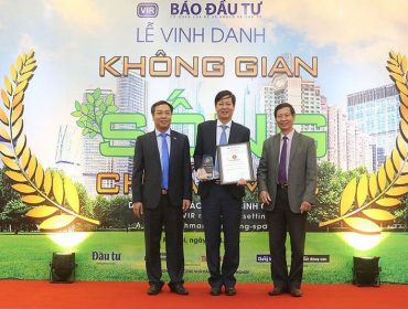 Mr. Le Khac Hiep (middle), Vice Chairman of Vingroup Group received the "Standard living space" for 4 projects