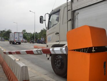 The driver of the car bar blowing bar at BOT Soc Trang morning January 10.