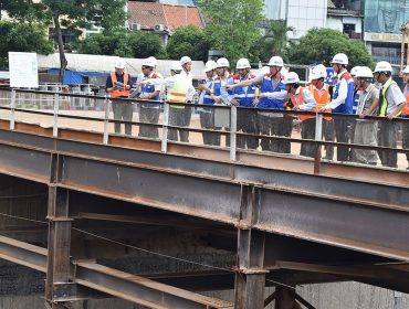 Representatives surveyed construction works Ben Thanh station of Ben Thanh - Suoi Tien metro.