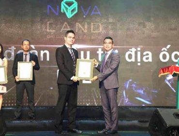 Mr. Phan Le Hoa - Chief Financial Officer of Novaland Group received the Top 10 Annual Report 2017.