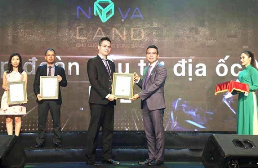 Mr. Phan Le Hoa - Chief Financial Officer of Novaland Group received the Top 10 Annual Report 2017.