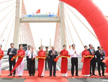 Prime Minister Nguyen Xuan Phuc and cut the ribbon in the open, issuing orders through Bach Dang bridge car. 