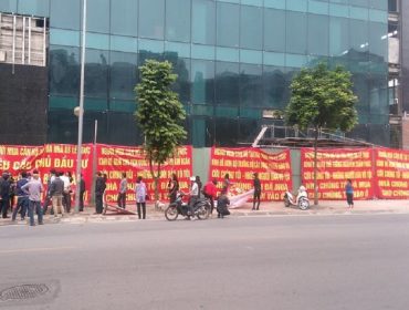 Residents 8B Le Truc again strained banners demanding home