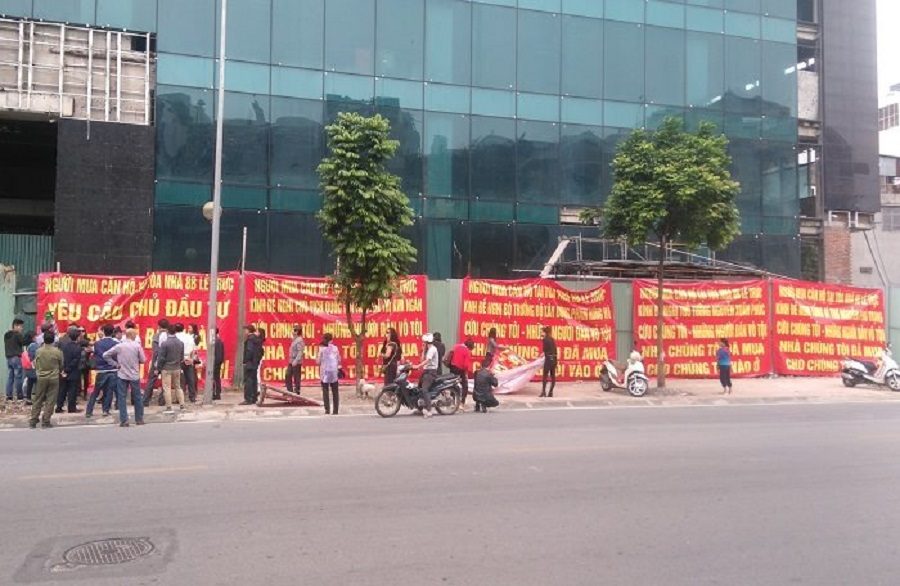 Residents 8B Le Truc again strained banners demanding home