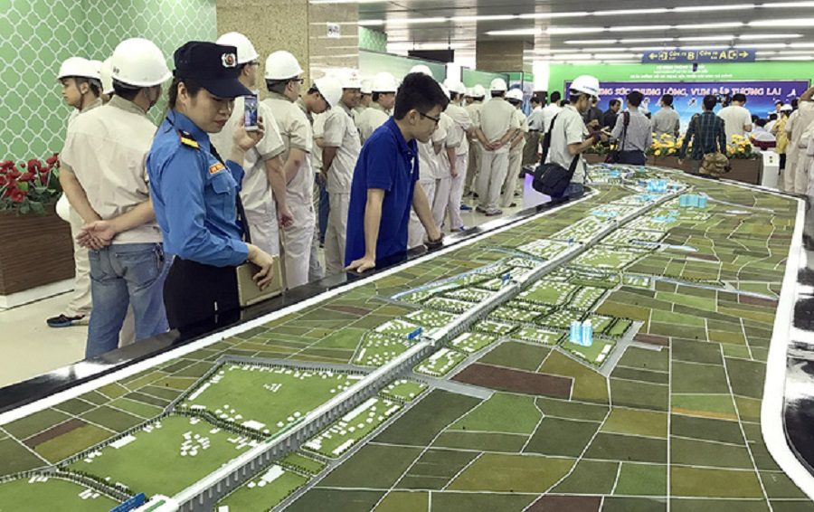 The people "contemplate" the model of the whole railway on Cat Linh - Ha Dong