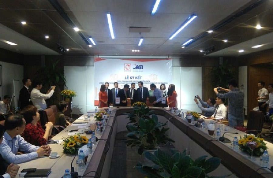The signing ceremony between Hai Phat Capital and MB Ba Dinh on May 10