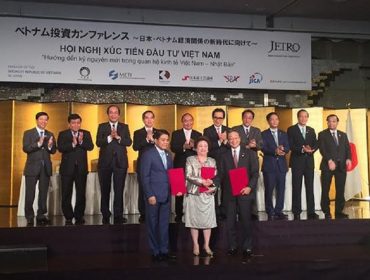 The signing ceremony between Hanoi People's Committee, BRG Group and Sumitomo Corporation