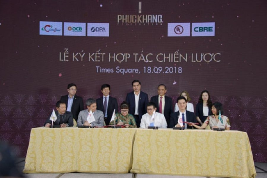 The signing ceremony of strategic cooperation between Phuc Khang and partners