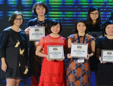 Ms. Duong Mai Hoa, General Director of Vingroup (red dress) received "Best Place of Work in Vietnam