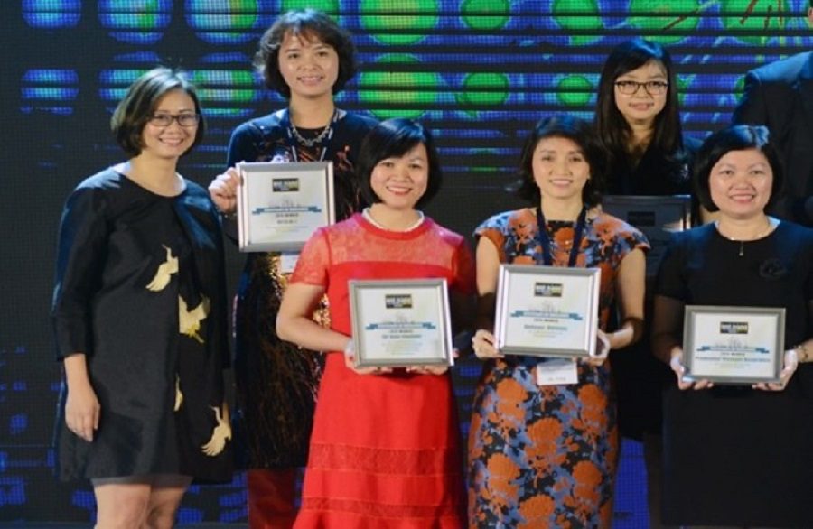 Ms. Duong Mai Hoa, General Director of Vingroup (red dress) received "Best Place of Work in Vietnam